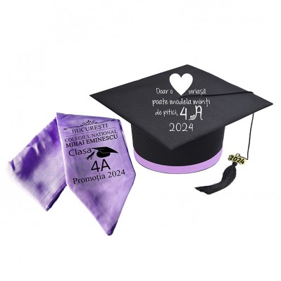 Tocă personalizata PE CAPAC + esarfa personalizata - LILA - clasa 4 Tocă personalizata PE CAPAC + esarfa personalizata - LILA - clasa 4
